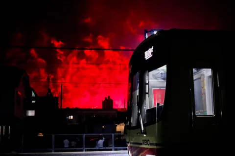 不穏な夜空と電車