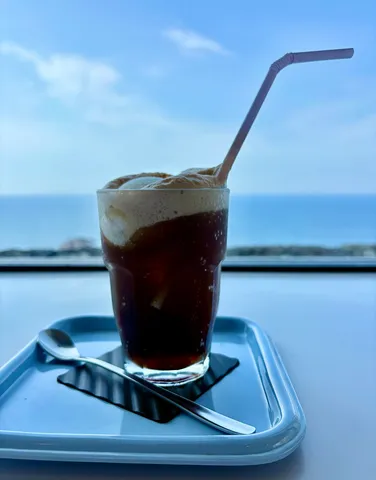 空と海と、泡立つ一杯
