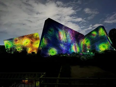 光が踊る建築アート