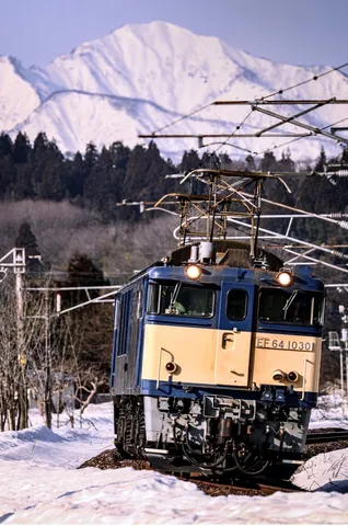 雪景に浮かぶ機関車