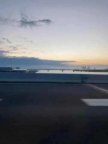 夜明け前の港、橋とクレーン