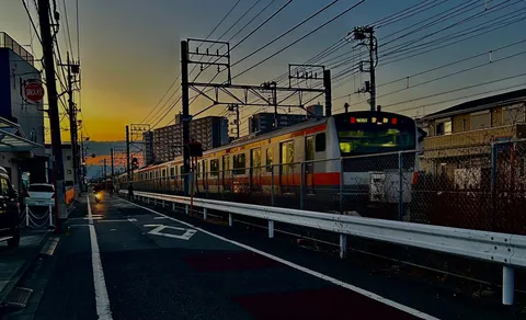 黄金色の空と都市の脈動