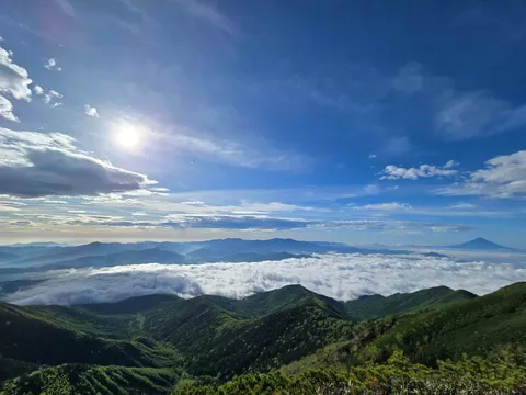雲海に浮かぶ富士山、壮大な眺め