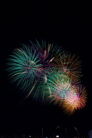 夜空に咲く、光の花束