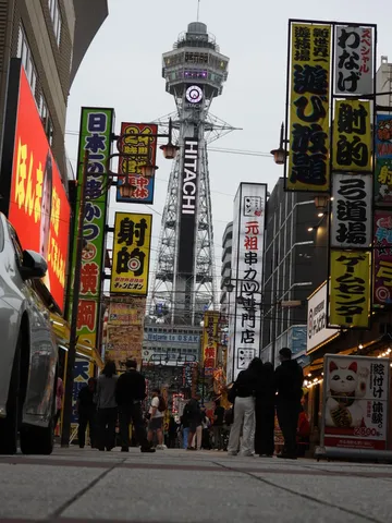 未来都市のネオン街、タワーに吸い込まれる