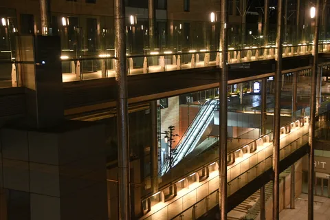 都会の夜景、エスカレーターの光跡