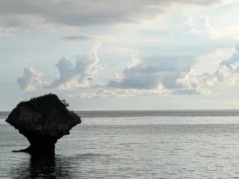 不思議な形、海に浮かぶ孤島