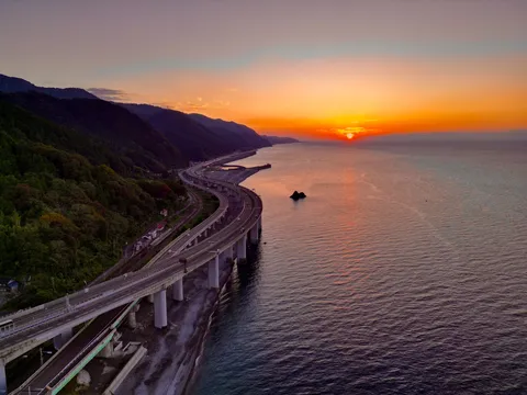 夕映えを運ぶ海上の道