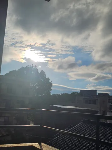 光と影が織りなす都会の空