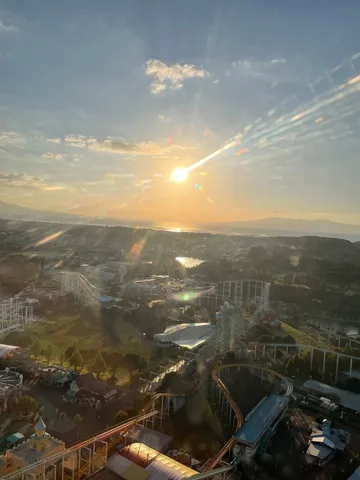 夕暮れ遊園地の絶景パノラマ