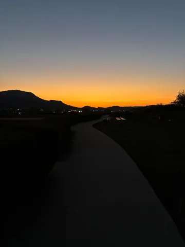 夕暮れの静かな道影