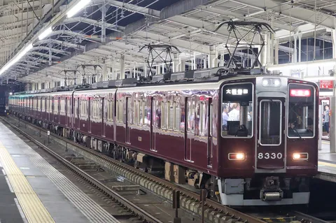 駅の灯りに映える深紅の列車