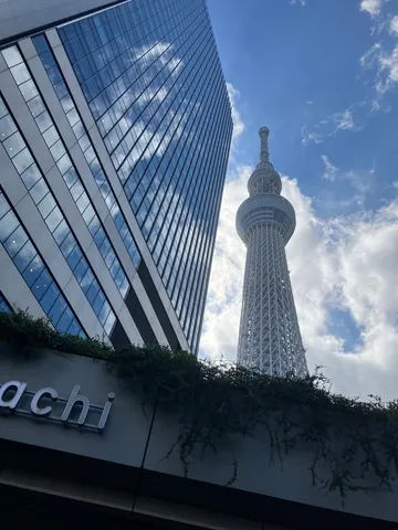 空へ伸びるガラスと塔