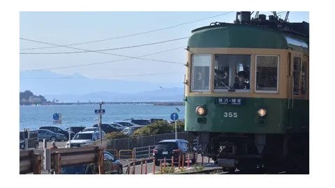 海辺を走るレトロ列車