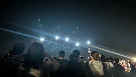 夜空に浮かぶ光の列