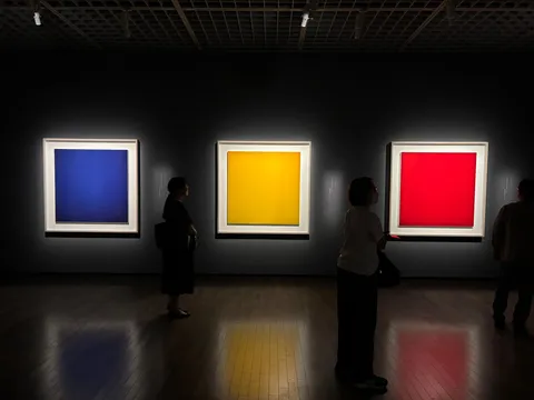 三色の光に立つ人々