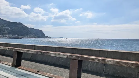 海と岸壁の光の風景
