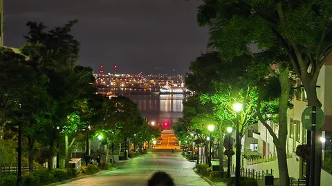 坂を下りて港へ、夜景への誘い