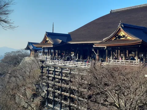山上の木造楼閣と人の影