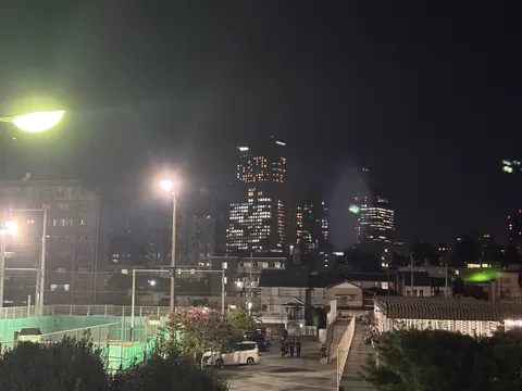 夜景とテニスコートのコントラスト