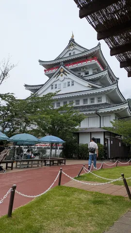 古城の風格と現代の憩いのコントラスト