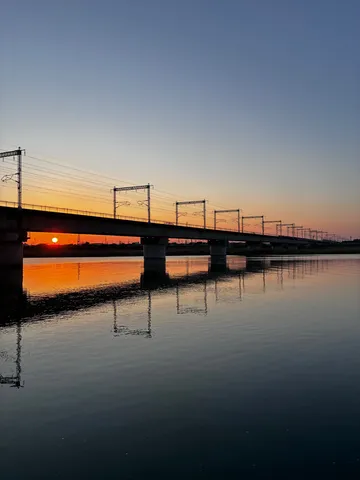 夕陽と橋、水面の静寂
