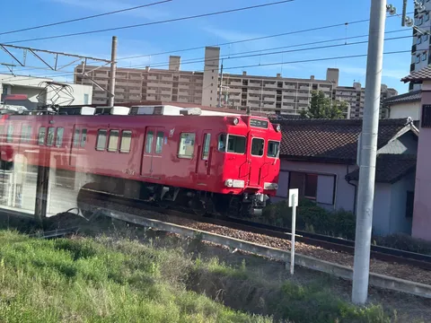住宅街を駆け抜ける赤い電車
