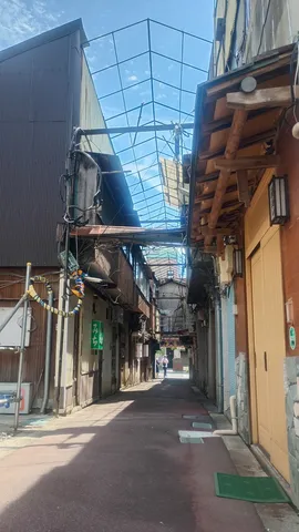 路地に映る空の骨組み