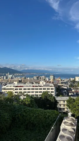 青空と街並み、海辺の眺望