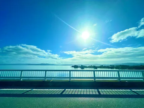 橋上、光の海と空