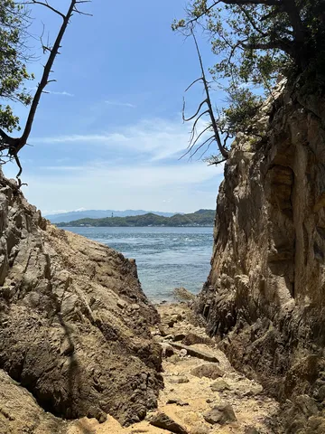 岩間から覗く、碧い海と空