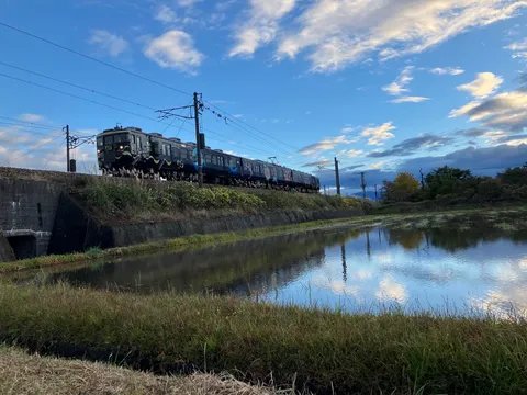 夕暮れ、水鏡に映る列車