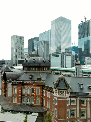 古都と近代建築のコントラスト