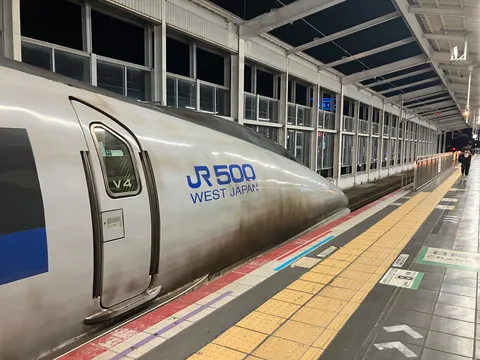 夜の駅、新幹線の停車