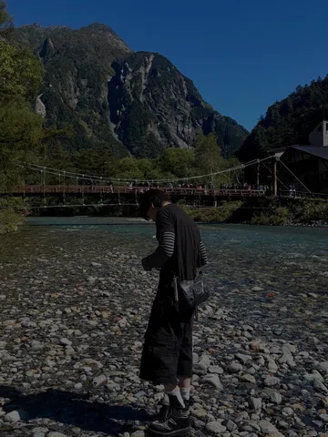 山と橋の青い風景