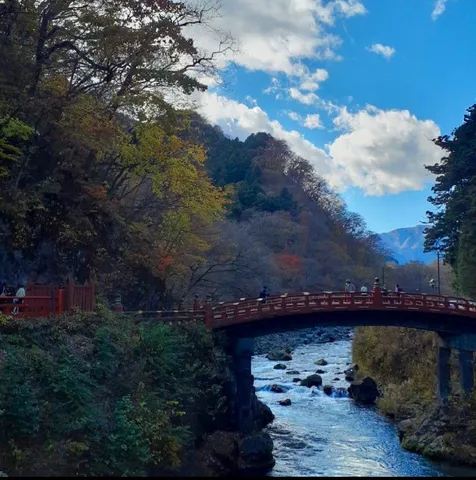 山々を映す、秋色の絶景橋