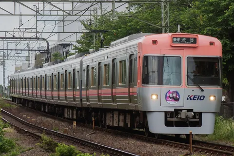 通勤電車、ラッピングも魅力的