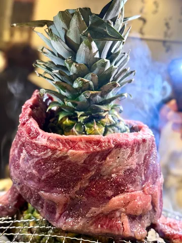 ワイルドな肉とパイナップルの共演