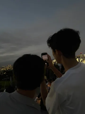 夜景とスマホ越しの世界