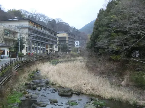 温泉街の静かな渓流沿い