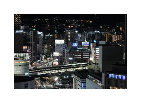 夜の都市が呼吸する灯