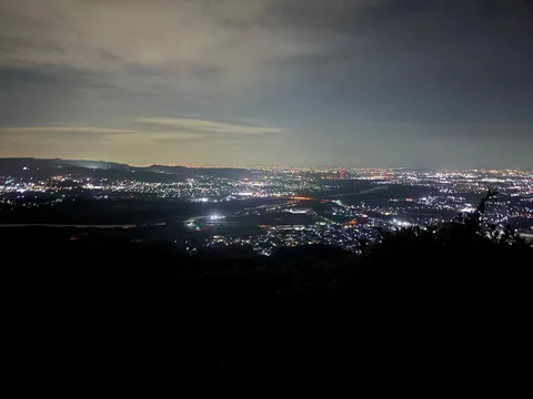 夜景と静かな広がり