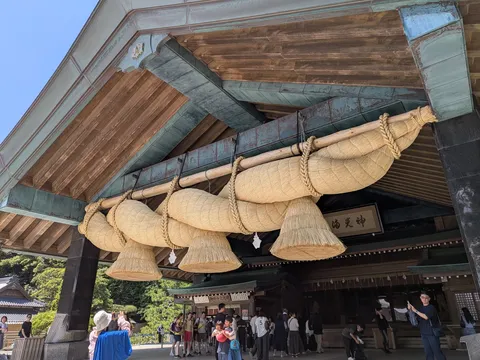 神聖な空気に包まれる、太い注連縄の威厳
