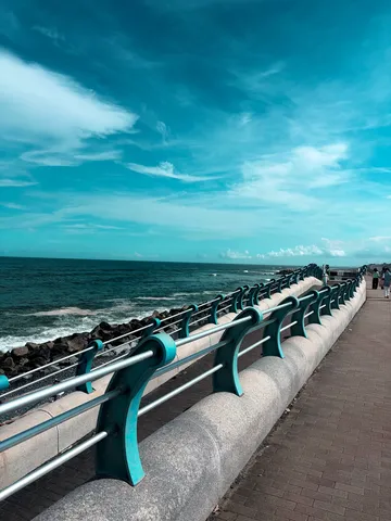 青い空と海、潮風の遊歩道