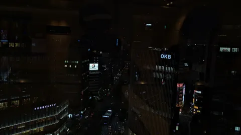 夜の街を映す窓の光景