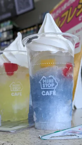 ２色の夏ドリンクとソフトクリーム