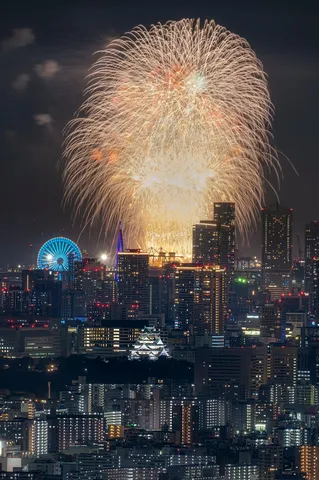都会の夜に咲く大輪の花