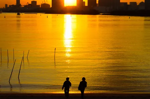 夕映えにほどける水辺