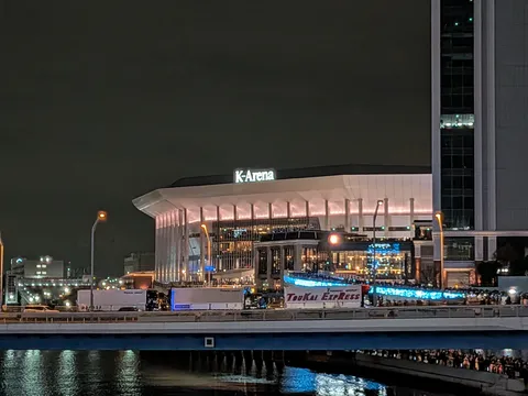 夜景に輝くK-ARENA