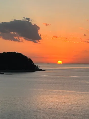 水平線にきらめく夕日